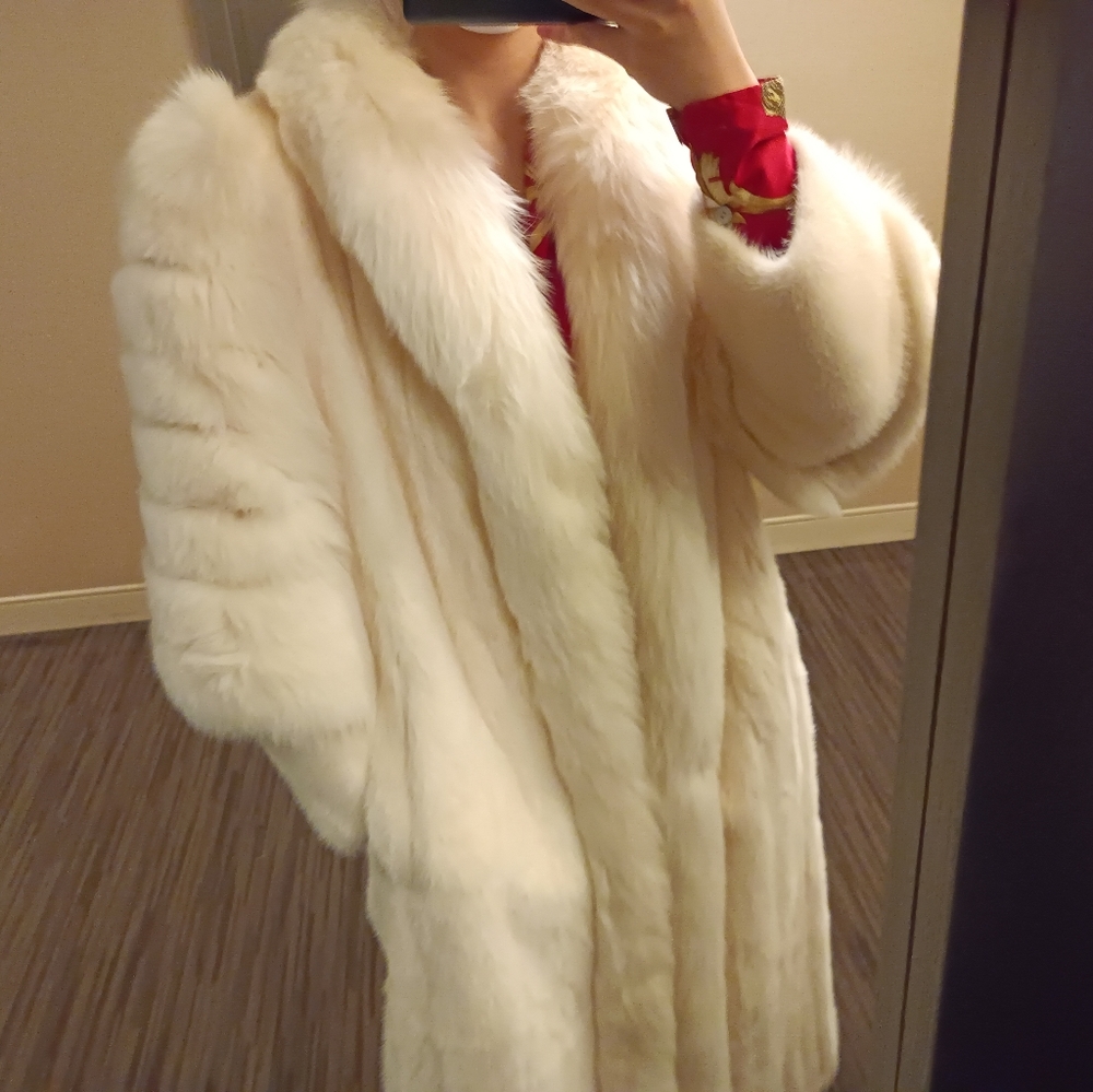 SOLD‼️Gorgeous White Full-Length Mink and Fox fur coat